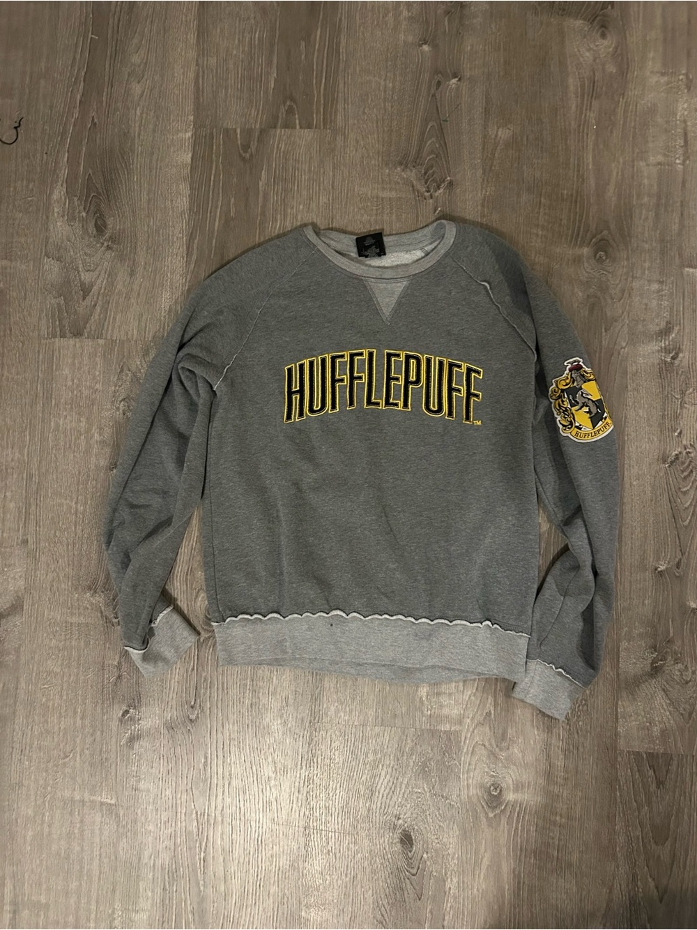 Harry Potter Hufflepuff Graphic Embroidered Grey Crewneck Pullover Sweatshirt L